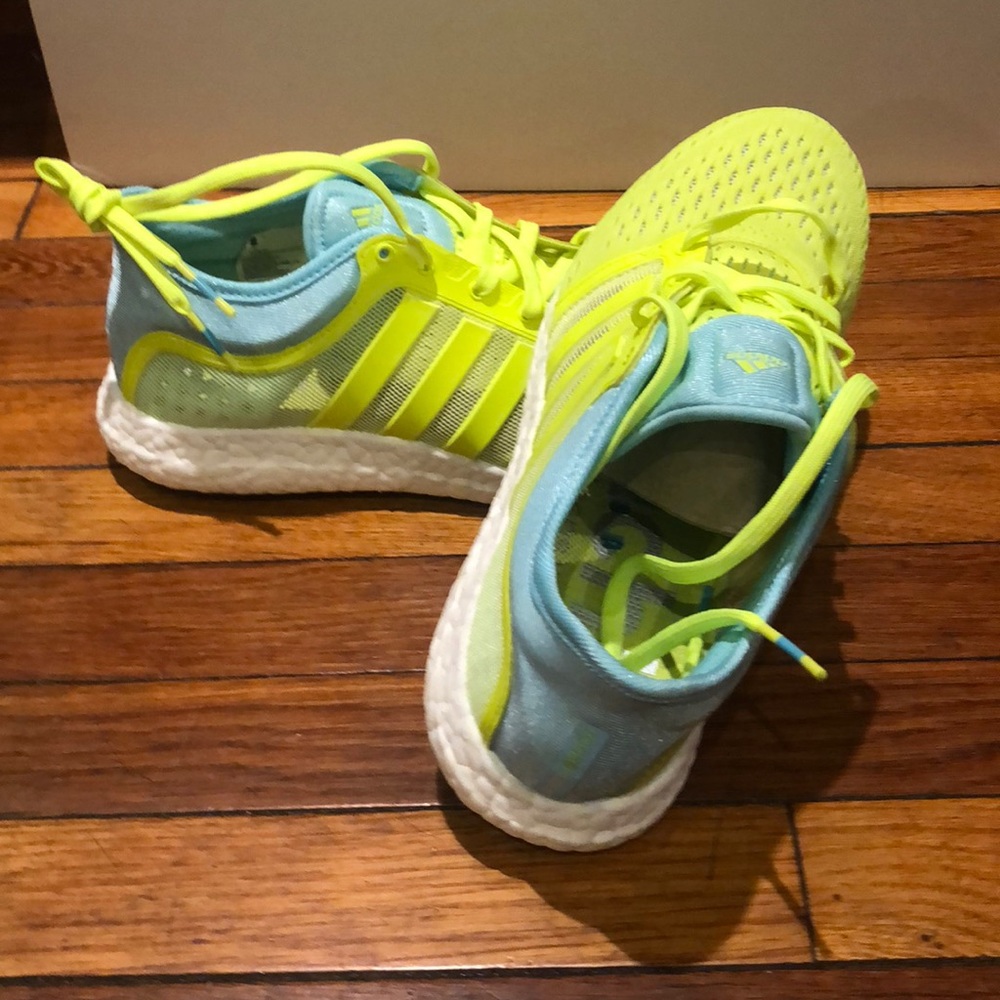 NEW WOMENS TENNIS SHOES!
